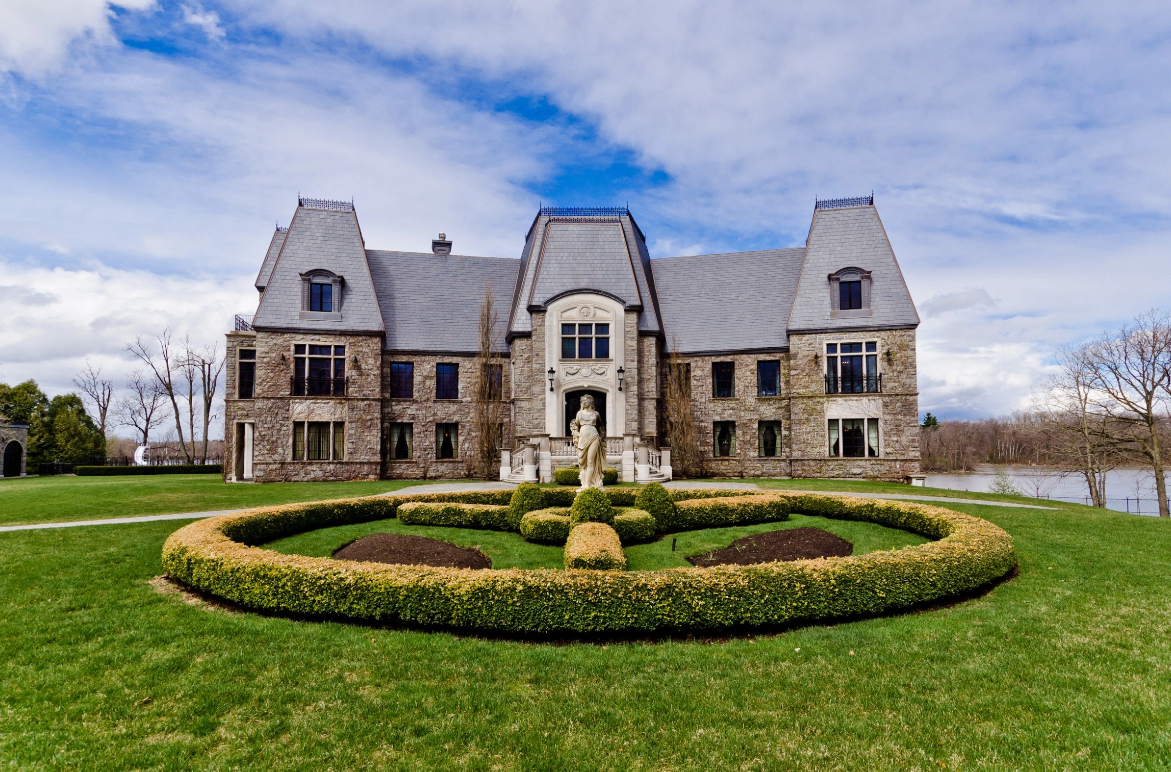 Ile Gagnon estate in Quebec — original prior-listing photograph